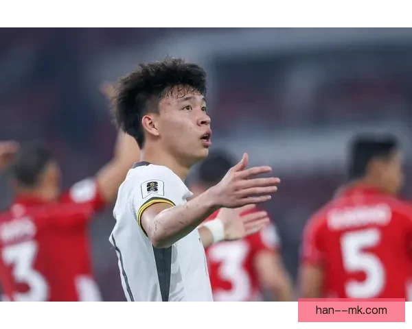 中国男足在2026年世预赛前夕宣布新归化球员加盟 力争突破历史成绩